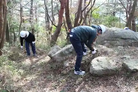 油こぶしの岩周辺もネザサ刈り