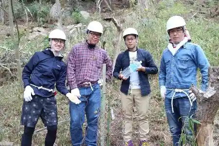 作業歩道組で植樹