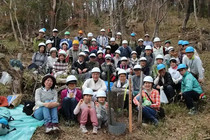 植樹のあとに全員でハイ、ポーズ