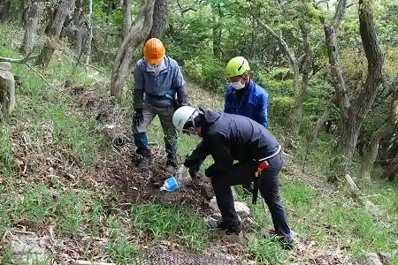 植樹した苗に持参した水を十分与えます。