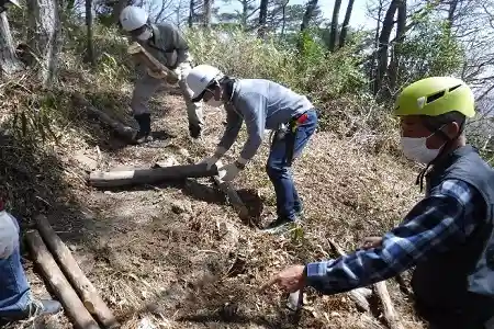 階段の横木を並べ・・