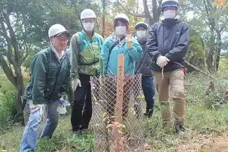 植樹の前で