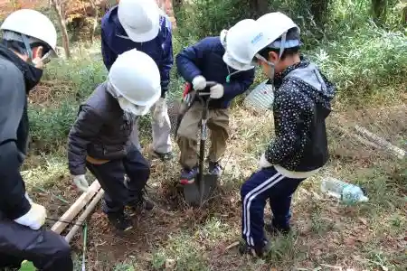 子どもたちも植樹に挑戦