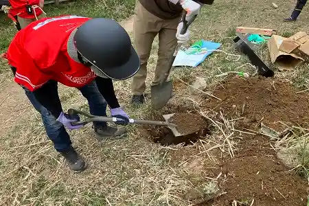 看板の穴を掘って