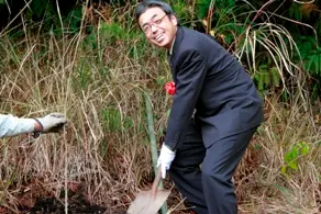 ヤマザクラを記念植樹しました。
