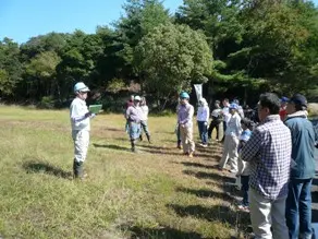 作業の前に森林整備活動の意義について説明していただきました。