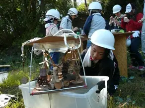 ウッディクラフトに取り組む子どもたち。