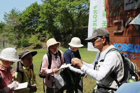 植物を実際に見ながらの説明に皆さん熱心に聞き入っています。