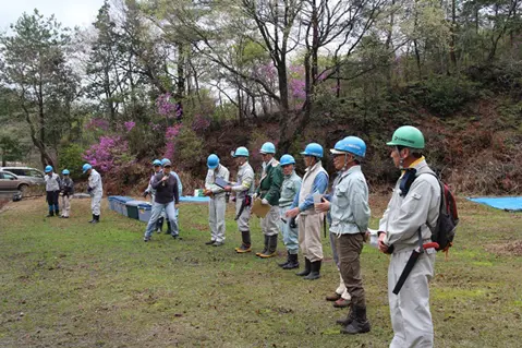 技術指導のリーダーを務めていただいた当社OBの「神鋼かこがわ森の会」のみなさん。