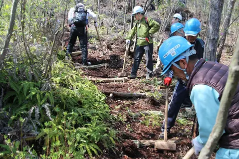 森を訪れる人が安全に通れるよう、尾根道の遊歩道を作製、修繕しました。