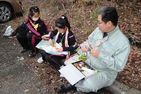 作業を終えてのお昼休み。自然に囲まれた森でお弁当を食べるとおいしく感じます。