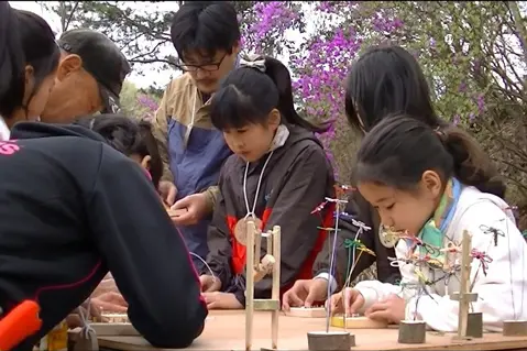 子どもたちは木工クラフトに挑戦。 クラフトの土台となる木は自分たちで森から調達してきました。