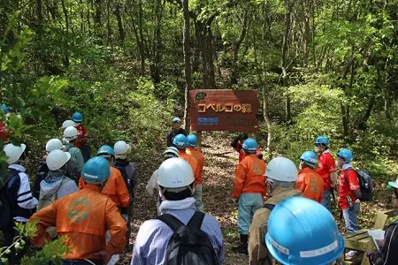 森の看板前でオリエンテーション