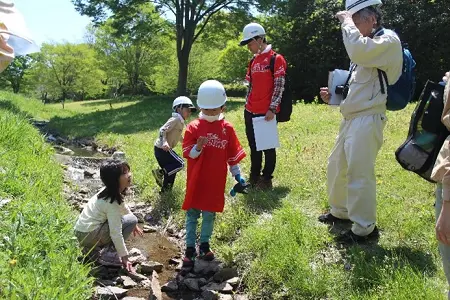 子どもたちは水辺で自然観察