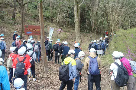 活動地の尾根に向かいます