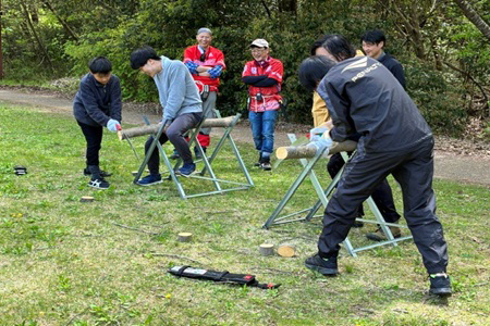 丸太切り競争の様子
