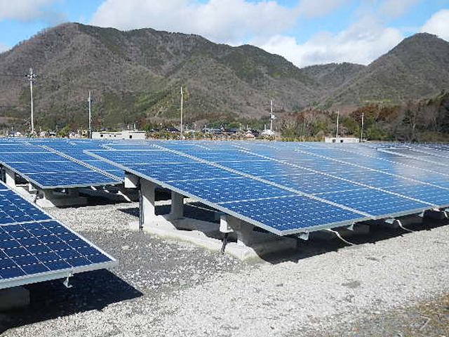 防草効果を発揮する太陽光発電の鉄鋼スラグ施工事例